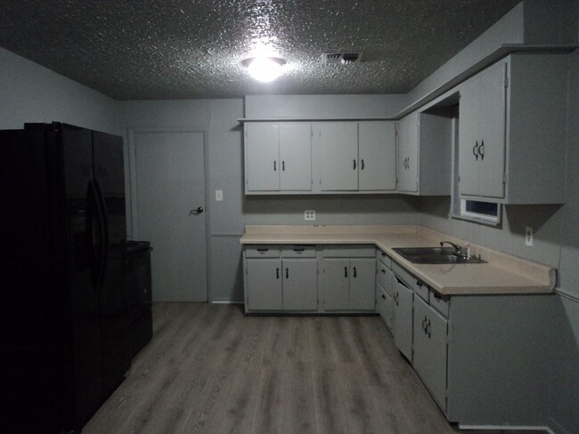 Building Photo - 1215 SW E Ave Lawton Ok, 73501 Rental