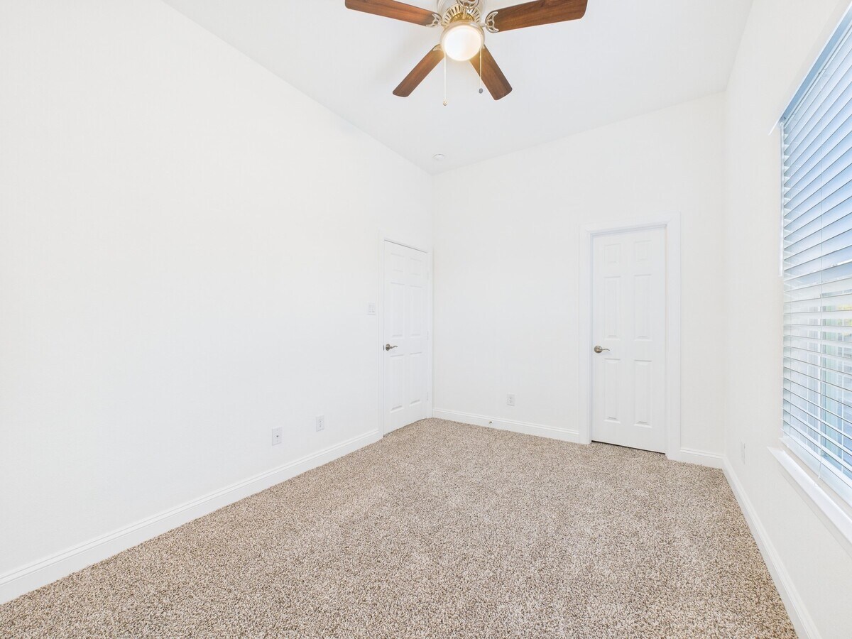 Photo - 4619 Stassen St