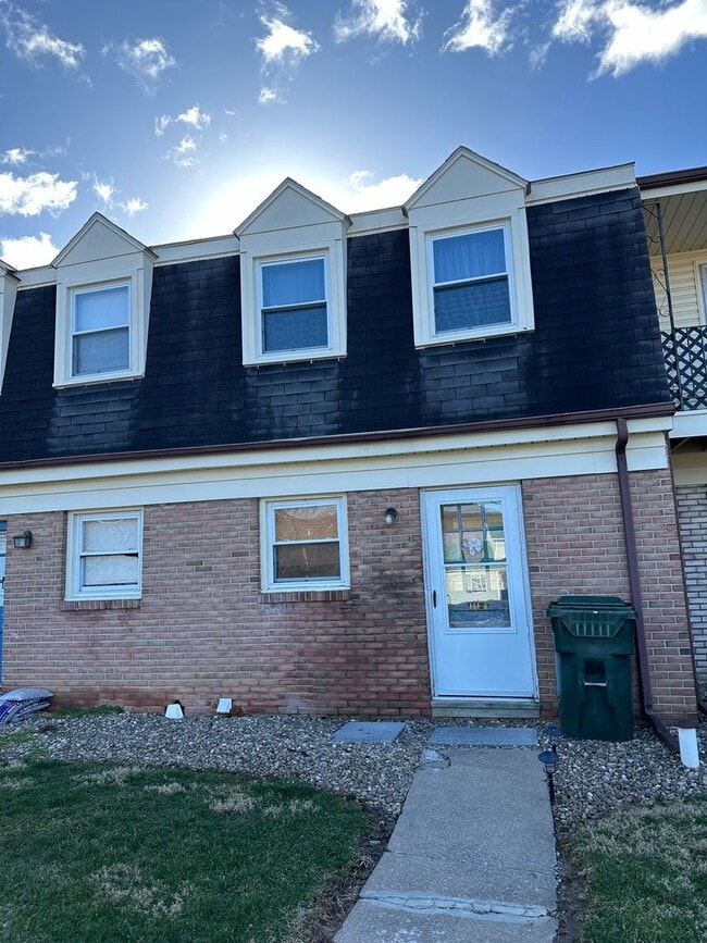 Building Photo - Bellefonte 2 bedroom townhouse available mid August! Unit 960-O