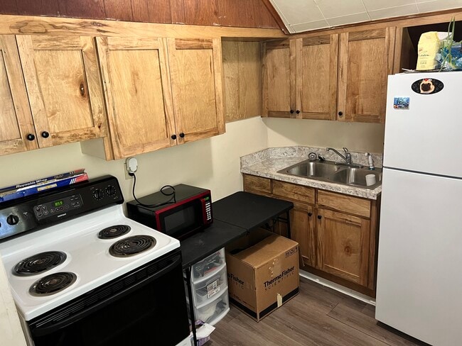 Kitchen - 913 W High St Unit A