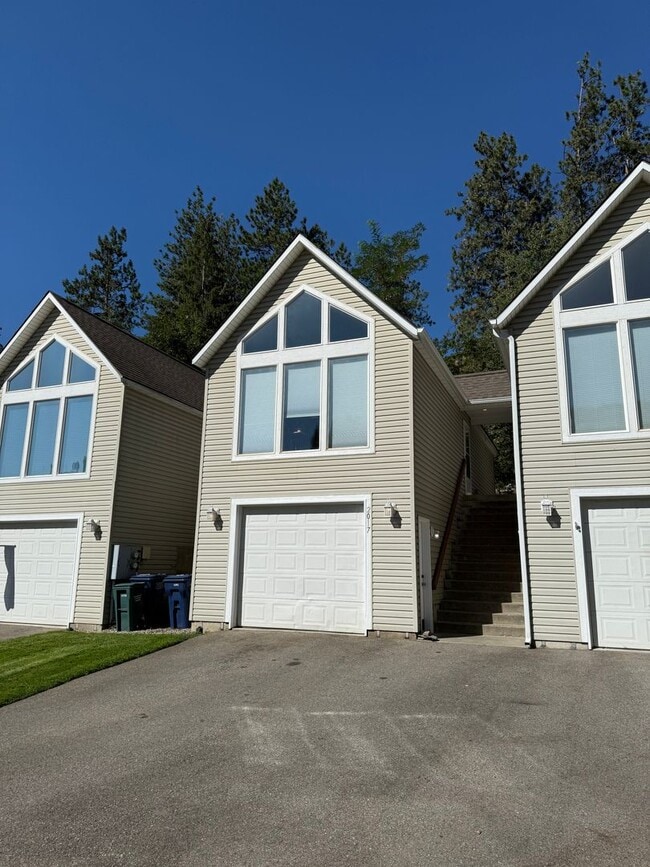 Building Photo - Townhome in CDA!