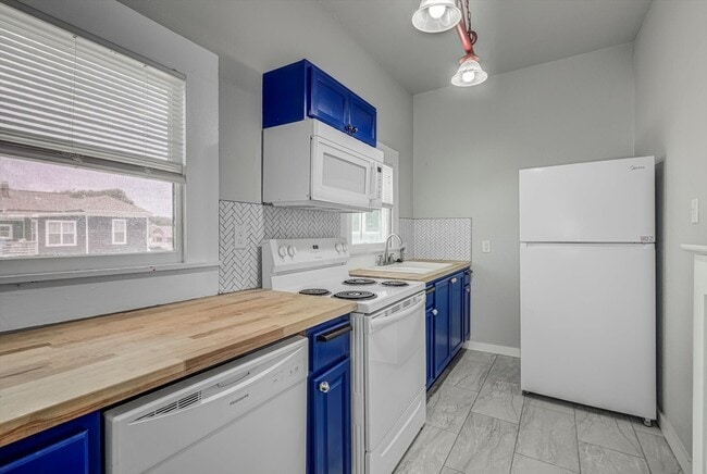 Building Photo - 1708 19th St Unit 2 Rental