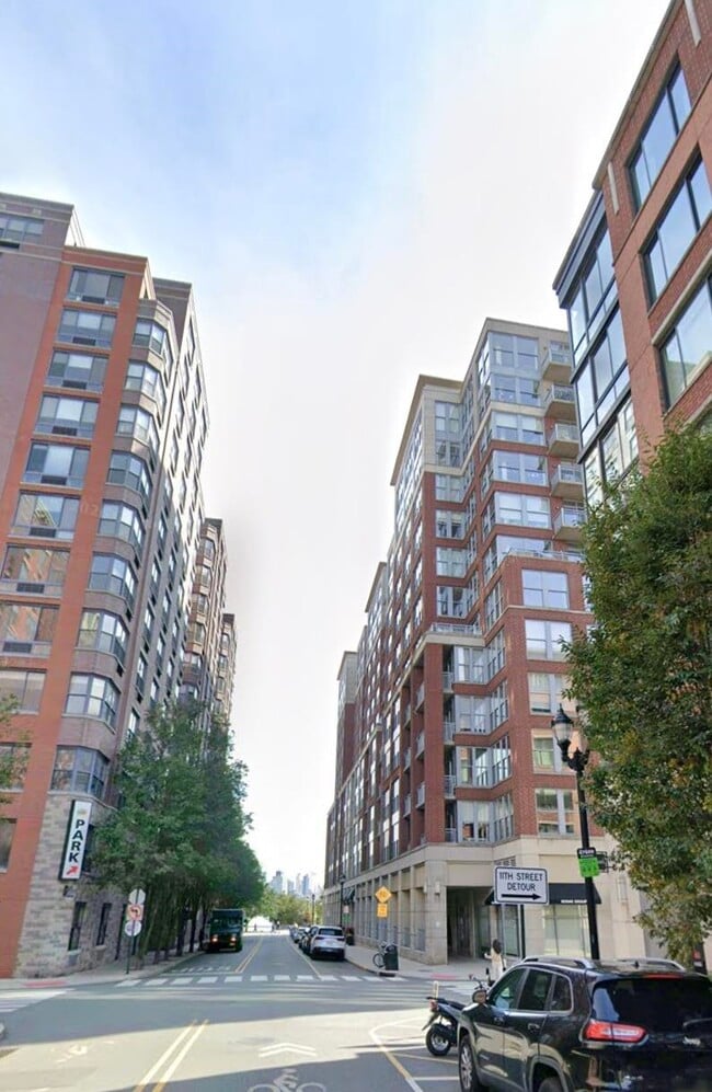 Building Photo - 1125 Maxwell Ln Unit 1015