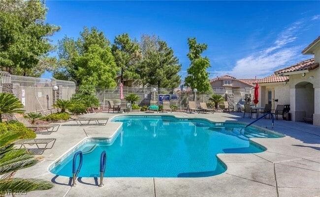 Photo - 3352 Kylemore St