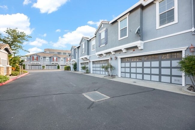 Photo - Townhouse - Beautiful 4bdrm, 3 bath - Rocklin