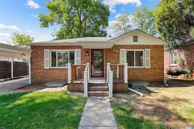 Building Photo - 4b/2B and 2 Kitchens House with Nice Backyard in a Great Neighborhood