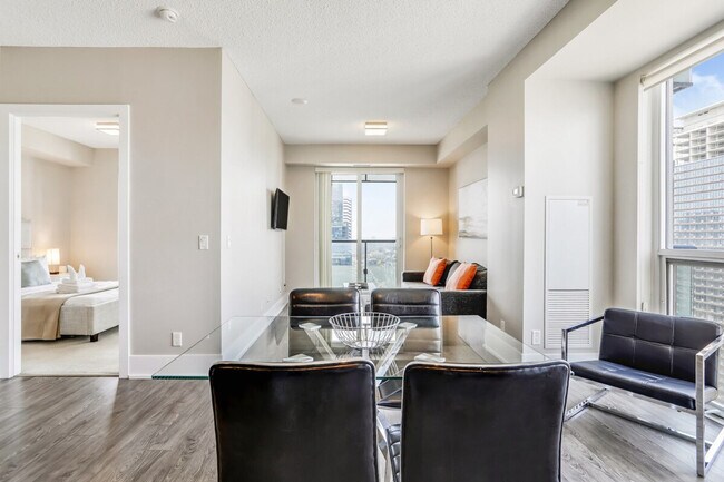 Photo - 228 Wellington St W Unit ID1050764P