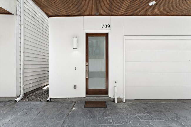 Photo - 709 Reinicke St