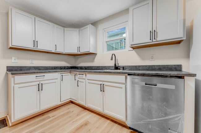 Photo - 911 Montrose Ave