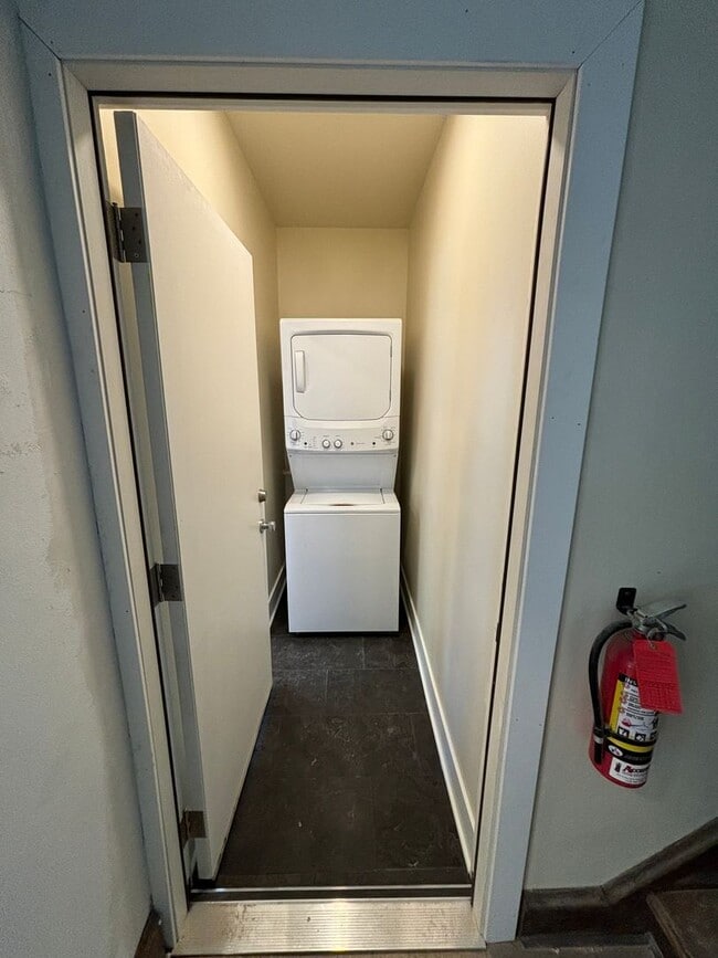 Photo - 901-903 E Center St Unidad 903 E Center St - Upper Front