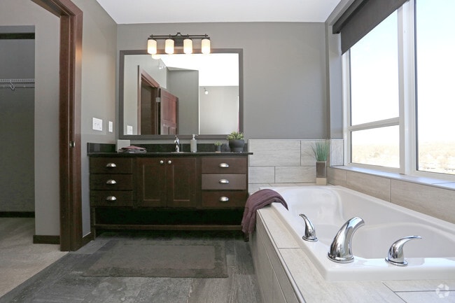 2BR, 2BA - Penthouse