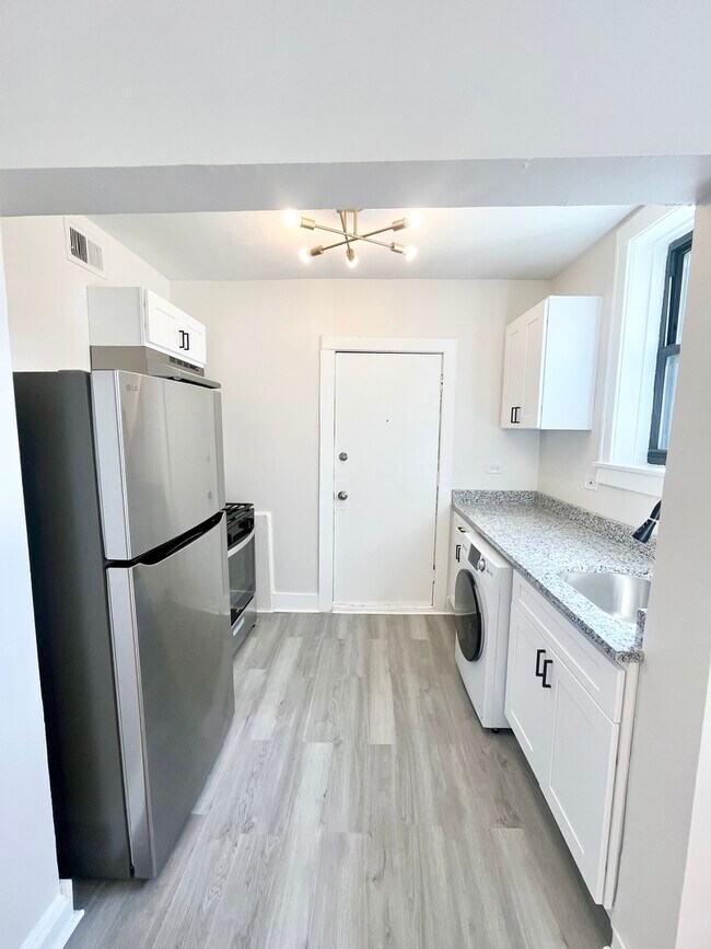 Photo - 1329 N Lorel Ave Unit 1W