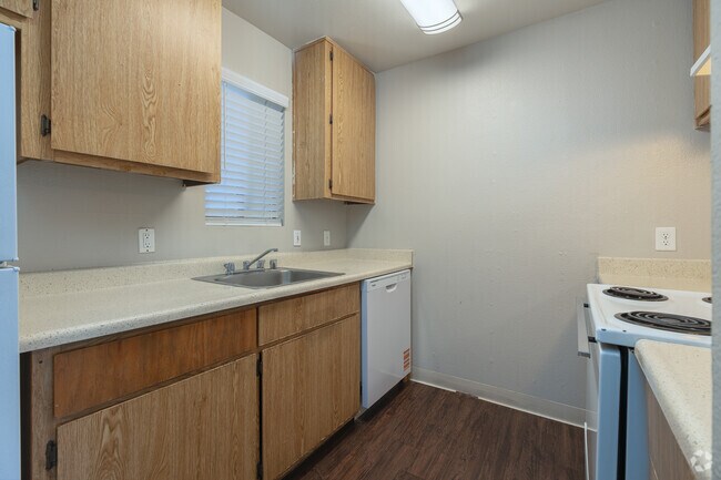 2BR, 2BA - 865SF - Kitchen