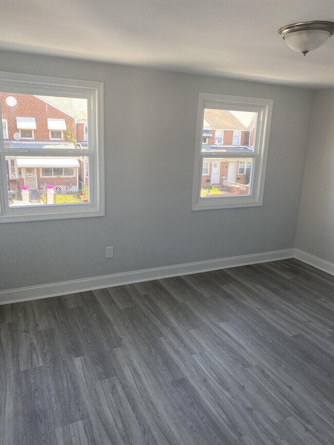 Photo - 400 Maple Ln