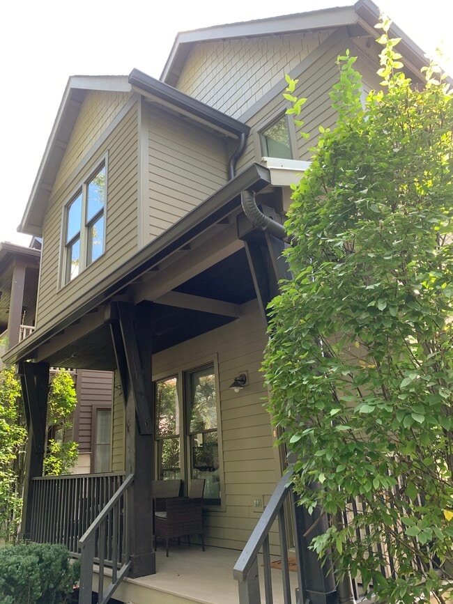 Photo - 806 Lancaster Way