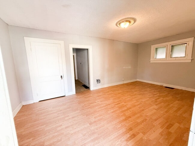 Building Photo - Cozy 2 bed 1 bath! Rental
