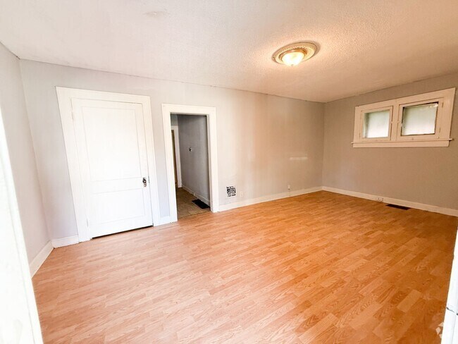 Building Photo - Cozy 2 bed 1 bath! Rental