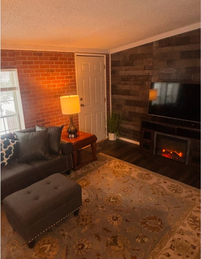 Photo - 18 River Crest Ln