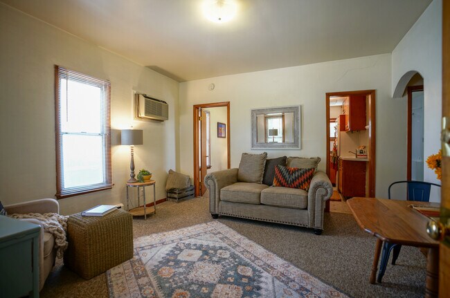 Photo - 2111 University Ave