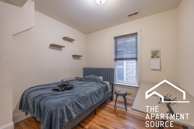 Photo - 1935 N Wood St Unidad 2R