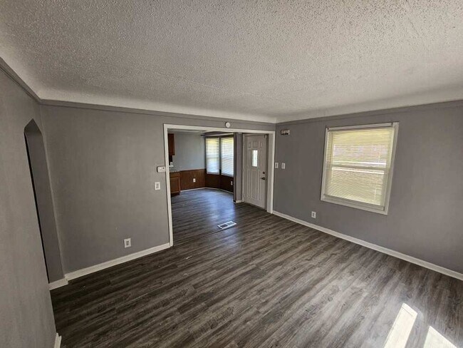 Photo - 16092 Coram St