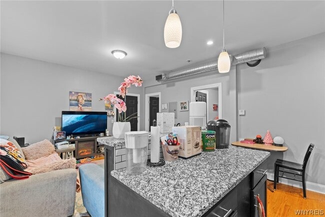 Photo - 2096 Seneca St