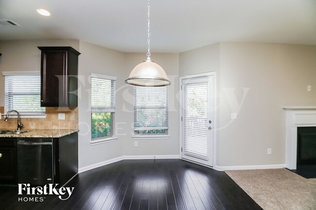 Photo - 490 Silver Oak Dr