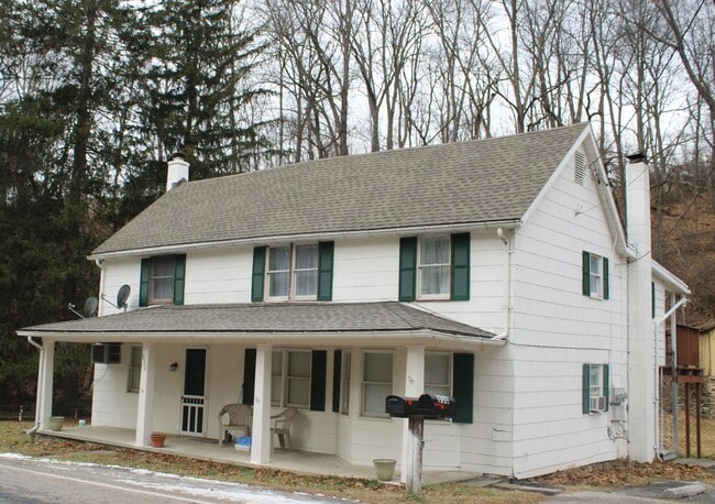 Building Photo - Bright & Cozy Second-Floor Apartment