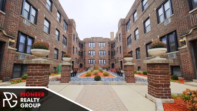 Photo - 736 W Addison St