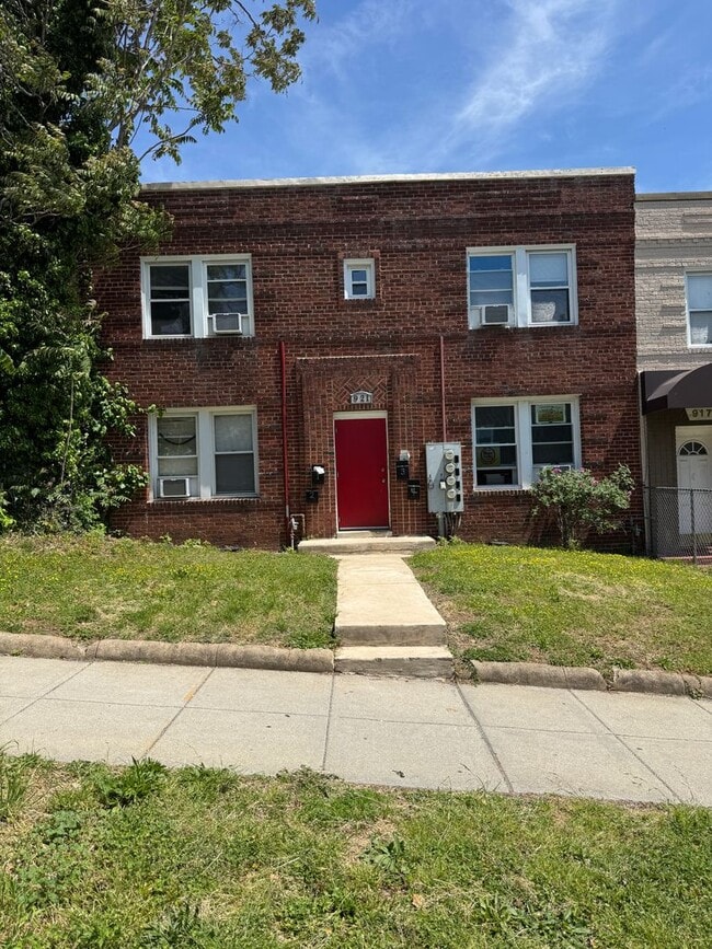 Building Photo - 921 19th St NE Unit 921 19th -  2