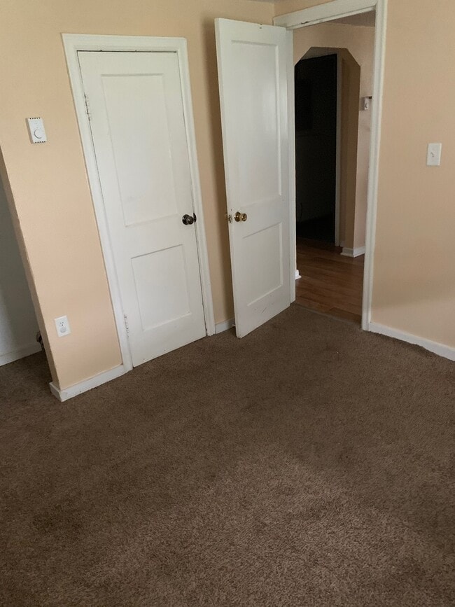 Building Photo - 307 9th Ave NE Unit Lower Level