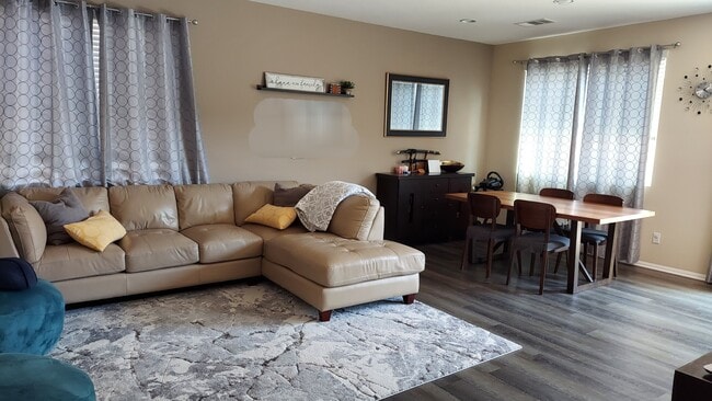 Photo - 561 Moonlight Dr