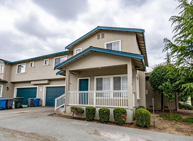 Beautifully remodeled, four-bedroom townho... - Beautifully remodeled, four-bedroom townho... House