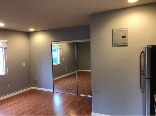 Photo - 18953 Bessemer St Apartamentos