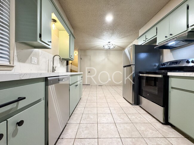 Building Photo - 7024 Woodlake Dr Unit 7024 Woodlake Dr