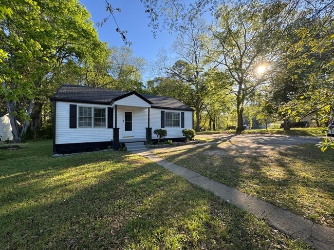 Building Photo - 2 Bedroom 1 Bathroom