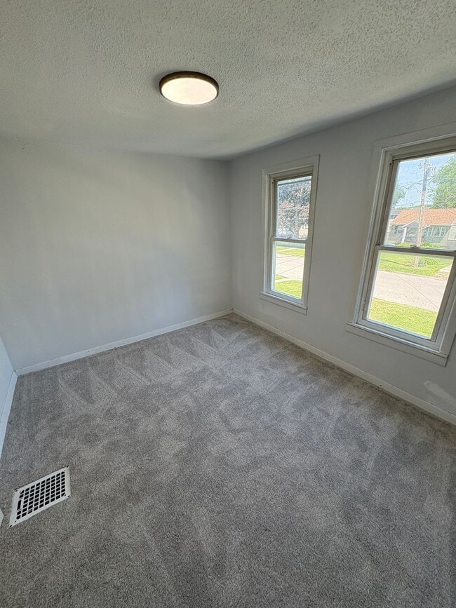 Photo - 3 Bed/1Bath House for Rent!