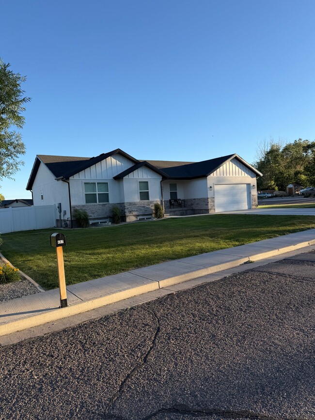Building Photo - 487 W 500 S
