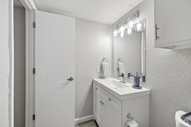 A1 1BR, 1BA - 700SF - Bathroom
