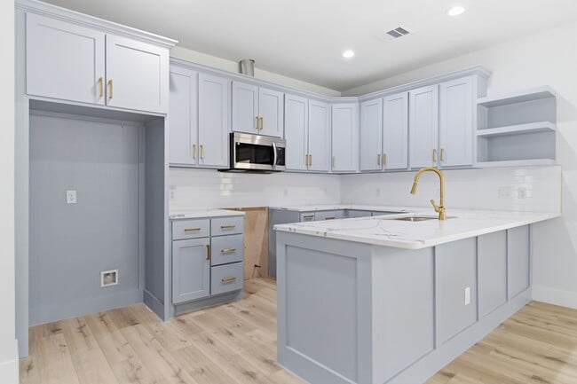 Photo - 7040 Kinney St