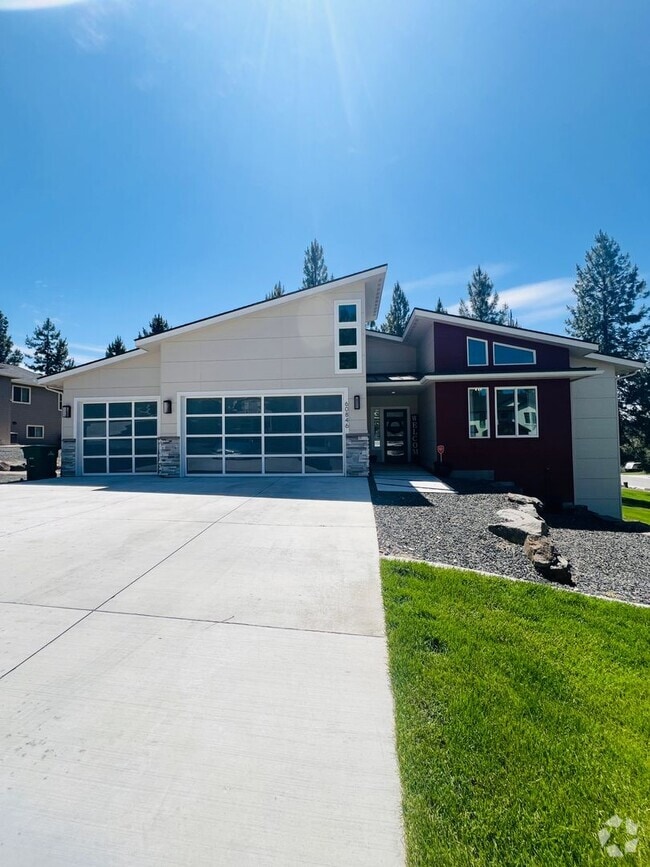 Building Photo - Luxury Rental