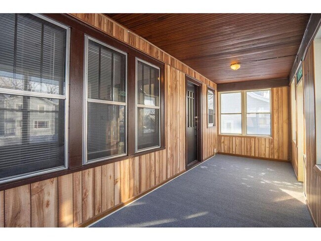 Photo - 890 Arkwright St N