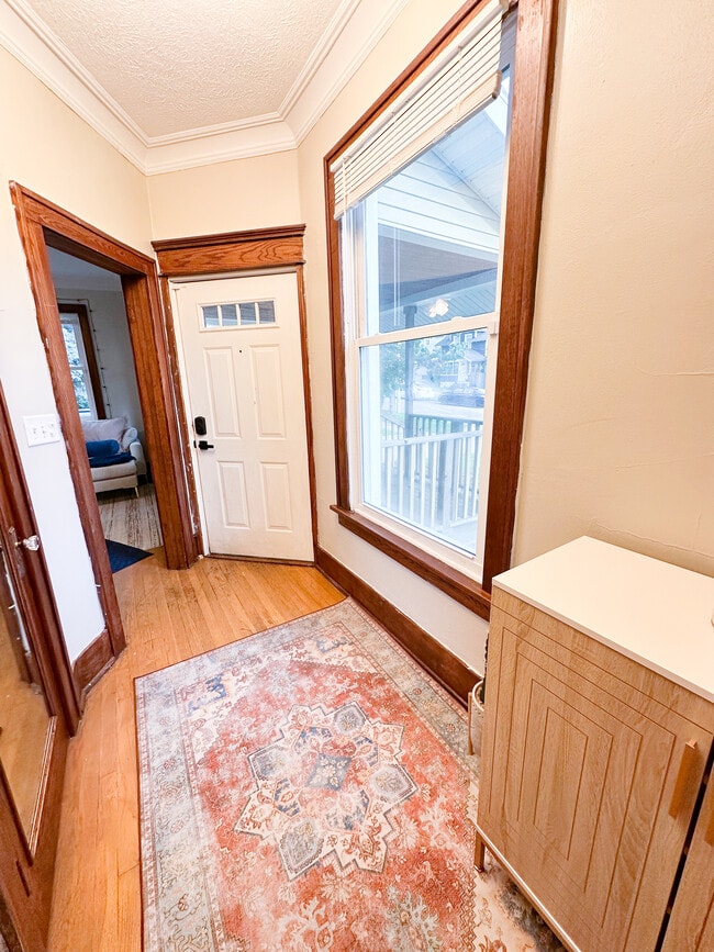 Photo - 455 Delaware St SE