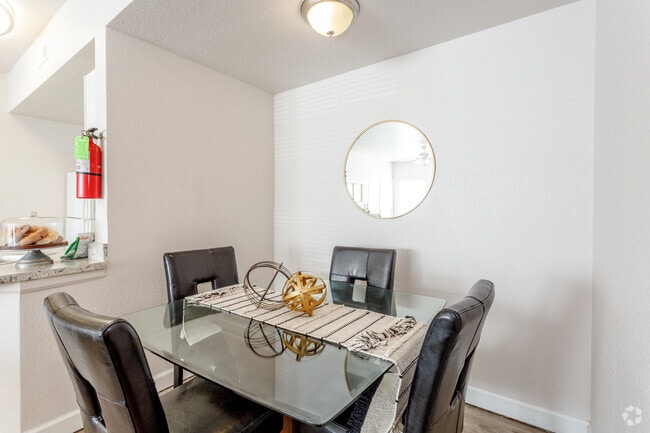 2HAB, 2BA - 1012 ft² - The Pointe on College