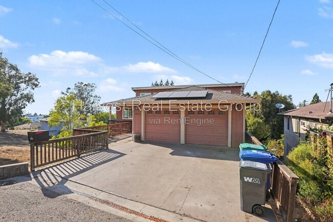 Building Photo - 2652 Hillcrest Ave