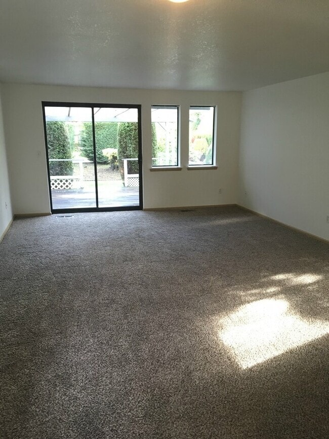2bdr 2bath duplex Mid Tacoma w/ one car garage