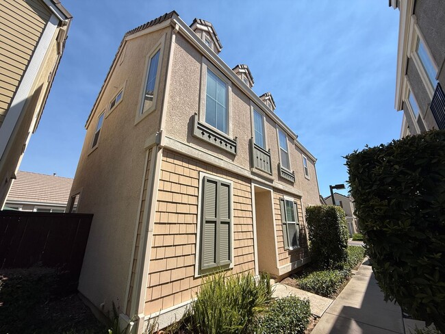 Building Photo - Charm & convenience in this Elk Grove Home