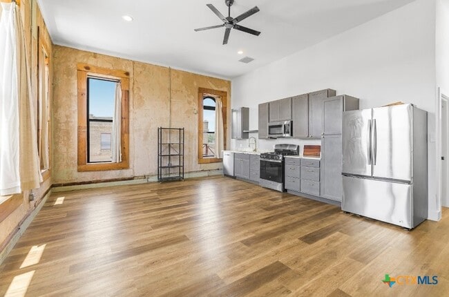 Building Photo - 123 W May St Unit 2