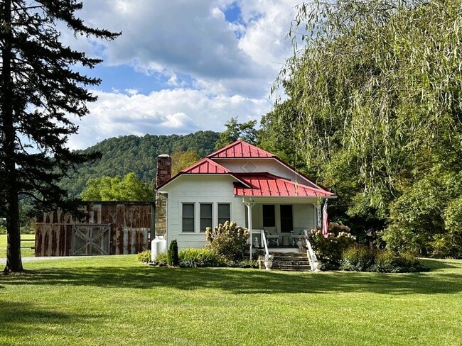 Building Photo - Vintage Charm. Timeless Vibe. Modern Comfort. Rental