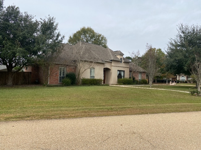 Building Photo - 424 Place St. Charles